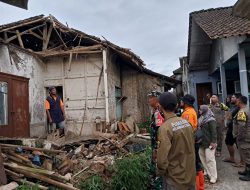 Cuaca Ekstrem, Rumah Warga di Cisaat Ambruk