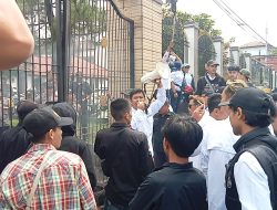Ratusan Massa Kepung Kejari Sukabumi, Diaga Muda Indonesia Bongkar Dugaan SPJ Fiktif