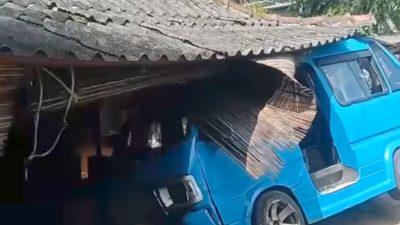 Angkot Trayek 19 Tabrak Rumah Warga di Cikembar, Diduga Sopir Mengantuk