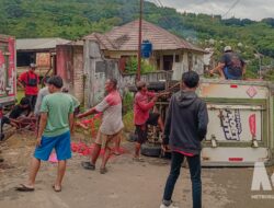 Diduga Hindari Jalan Berlubang, Mobil Box Es Krim Terguling di Cibadak