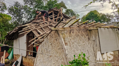 Hujan Deras Disertai Angin, Rumah Warga Sukasirna Ambruk di Bagian Dapur