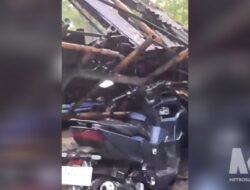 Hujan Deras Disertai Angin Kencang di Bantar Gadung, Pohon Tumbang Timpa Motor Pegawai Bank