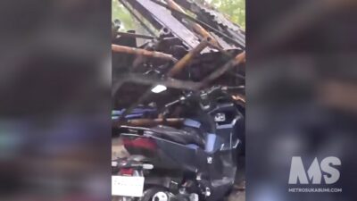 Hujan Deras Disertai Angin Kencang di Bantar Gadung, Pohon Tumbang Timpa Motor Pegawai Bank