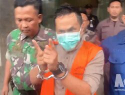 Merasa Dikiminalisasi, Kades Neglasari Sukabumi Teriak Saat Digiring ke Mobil Tahanan