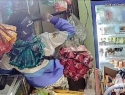 Viral! Dua Pria Ngaku Warga Cibatu Diduga Palak Warung, Terekam CCTV Bawa Samurai
