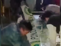 Geger! Warga Cicantayan Sukabumi Turunkan Plang Ponpes, Buntut Dugaan Asusila Oknum Dai