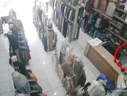 Terekam CCTV! Maling Beraksi di Cibadak, Pura-pura Belanja, HP Karyawan Raib Sekejap