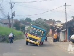Truk 10 Ton Patah As di Nagrak, Nyaris Terguling Usai Nyasar Ikuti Google Maps