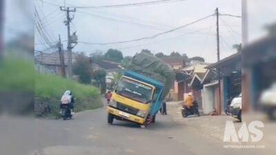 Truk 10 Ton Patah As di Nagrak, Nyaris Terguling Usai Nyasar Ikuti Google Maps