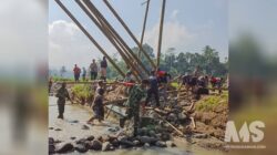 Diterjang Banjir Bandang, Jembatan di Nyalindung Lenyap, Warga Bangkit Bangun Akses Darurat!