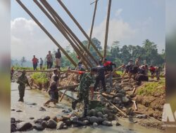 Diterjang Banjir Bandang, Jembatan di Nyalindung Lenyap, Warga Bangkit Bangun Akses Darurat!