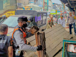 Pedagang Bandel, Aparat Gabungan Tertibkan Bahu Jalan Protokol Cibadak