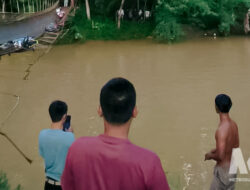 Ngeri! Jembatan Gantung Putus Saat Dilintasi, Pemotor Berjatuhan ke Sungai