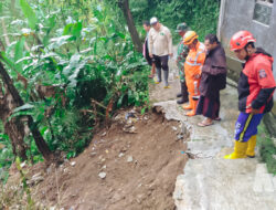 Hujan Menggila di Parakansalak, Jalan Longsor hingga Mushola Tersambar Petir