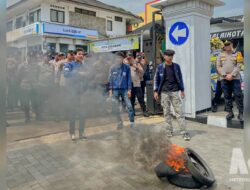 Bakar Ban di Balai Kota, Mahasiswa Sukabumi Tekan Wali Kota Evaluasi Sekda