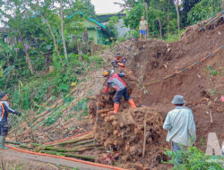 Evakuasi Dramatis Longsor Nagrak: Rumpun Bambu Disingkirkan, Akses Warga Kembali Normal