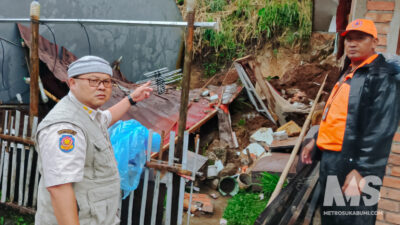 Diterjang Longsor Saat Hujan Menggila, Rumah Warga di Sukalarang Hancur, Penghuni Terpaksa Mengungsi