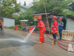 Truk Pengangkut Tanah Ke Proyek Bocimi Bikin Jalan Licin, Viral Dikeluhkan Warga, Damkar Turun Tangan