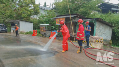 Truk Pengangkut Tanah Ke Proyek Bocimi Bikin Jalan Licin, Viral Dikeluhkan Warga, Damkar Turun Tangan
