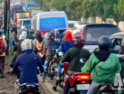 Truk Tanah Proyek Tol Bocimi Mogok, Jalan Perintis Kemerdekaan Lumpuh