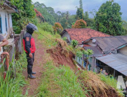 Longsor Ganda Terjang Nagrak, 6 Rumah Terancam, Tebing Ambrol Usai Hujan Deras