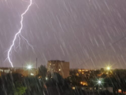 Waspada Hujan Petir dan Badai di Sukabumi! Prakiraan Cuaca Hari Ini, Warga Diminta Siap Payung