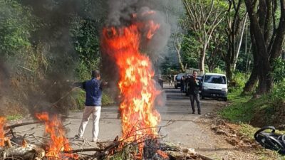 Warga Jampang Blokade Jalan Provinsi, Jalan Hancur dan Truk ODOL Jadi Pemicu Amarah
