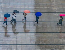 Prakiraan Cuaca Hari Ini: Waspada Jalan Licin! Hujan Petir Mengguyur Sukabumi Siang hingga Malam