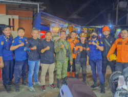 Heroik! Tim Damkar Sukabumi Evakuasi Korban Bangunan Runtuh di Nagrak Pakai Peralatan Seadanya