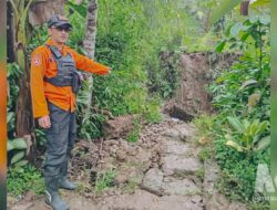 Jembatan Penghubung Dua Kampung di Nagrak Amblas Diterjang Hujan, Akses Warga Terputus Total