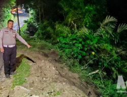 Truk Bermuatan Peralatan Perbaikan Jembatan Masuk Jurang 50 Meter di Cisarakan Palabuhanratu, Dua Orang Terluka