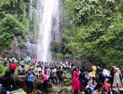 Wisatawan Membludak di Curug Cibeureum Sukabumi Saat Libur Kenaikan Isa Almasih