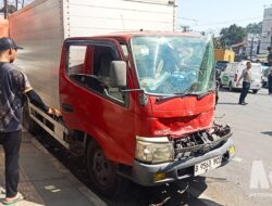 Diduga Rem Blong, Truk Pengangkut Tanah Hantam Mobil Box di Pertigaan Jalan Palabuhanratu