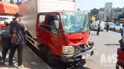 Diduga Rem Blong, Truk Pengangkut Tanah Hantam Mobil Box di Pertigaan Jalan Palabuhanratu