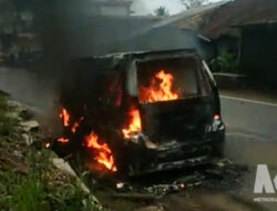 Angkot Terbakar di Cibadak! Percikan Las Knalpot Sambar Tangki Bensin, Mobil Ludes Sekejap
