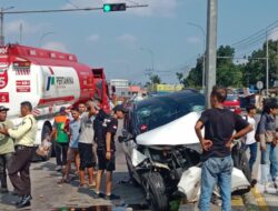 Diduga Ngantuk, Pengendara Mobil Tabrak Pedagang Asongan lalu Hantam Tiang PJU di Sukabumi