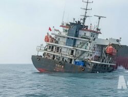 Kapal Tongkang Pengangkut Batu Bara Karam di Perairan Tegalbuleud Sukabumi, 16 ABK Selamat