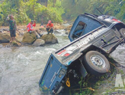 Diduga Sopir Mengantuk, Mobil Pikap Terjun ke Sungai Cipanas Kabandungan Sukabumi