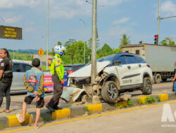 Mengerikan! Mobil Rush Tabrak Pedagang Tahu hingga Serempet Dua Mobil di Exit Tol Parungkuda Sukabumi