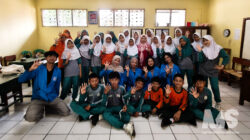 Mahasiswa UBSI Tanamkan Nilai Kemanusiaan kepada Siswa MIS Ghidaul Athfal Sukabumi Melalui Program PKM