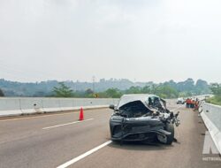 Kecelakaan Heboh di Exit Tol Parungkuda, Truk Terbalik dan BYD Ringsek