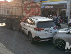 Kecelakaan Beruntun di Karangtengah, Truk Tronton Tabrak Motor hingga Tiga Mobil