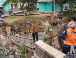 Jembatan Penghubung Bojonggaling–Cibodas Sukabumi Ambruk, Akses Warga Lumpuh Diduga Akibat Pondasi Tergerus Sungai