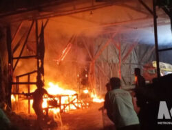 Tengah Malam Mencekam! Gudang Serbuk Kayu di Nagrak Sukabumi Dilalap Api