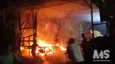 Tengah Malam Mencekam! Gudang Serbuk Kayu di Nagrak Sukabumi Dilalap Api