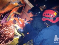 Sopir Truk Wings Box Terjepit 3 Jam Lebih Usai Tabrakan Beruntun di Cibadak, Damkar Evakuasi dengan Gerinda