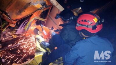 Sopir Truk Wings Box Terjepit 3 Jam Lebih Usai Tabrakan Beruntun di Cibadak, Damkar Evakuasi dengan Gerinda