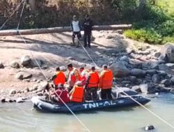Perahu Karet TNI AL Jadi Andalan Ribuan Warga Menyeberangi Sungai Cimandiri