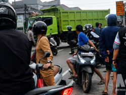 Ngantuk Berat, Sopir Truk Tronton Tabrak Dua Motor di Cicurug Sukabumi