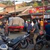 Truk Muatan Semen Hilang Kendali di Simpang Cikadu Palabuhanratu, Hantam Dua Motor Usai Hindari Angkot Putar Arah